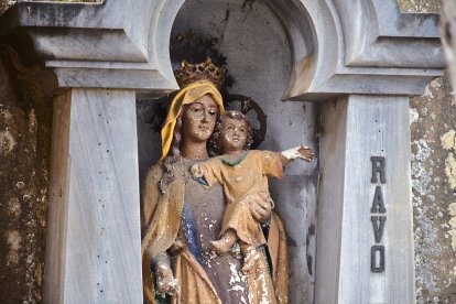 El cementerio de Soria recibe a miles de personas para honrar a sus seres queridos.