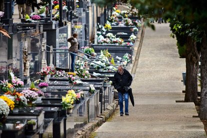 El cementerio de Soria recibe a miles de personas para honrar a sus seres queridos.