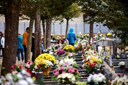 El cementerio de Soria recibe a miles de personas para honrar a sus seres queridos.