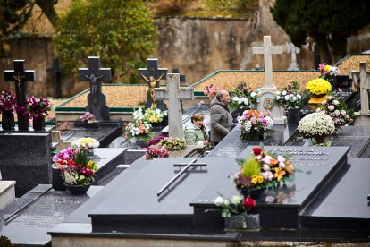 El cementerio de Soria recibe a miles de personas para honrar a sus seres queridos.