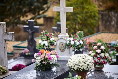 El cementerio de Soria recibe a miles de personas para honrar a sus seres queridos.