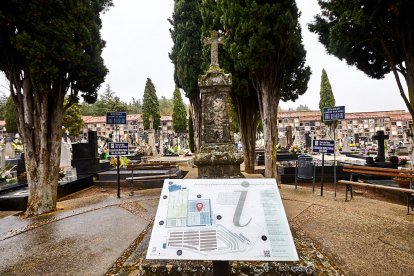 El cementerio de Soria recibe a miles de personas para honrar a sus seres queridos.