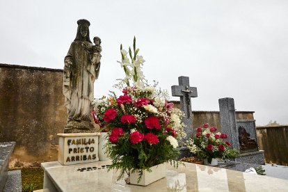 El cementerio de Soria recibe a miles de personas para honrar a sus seres queridos.