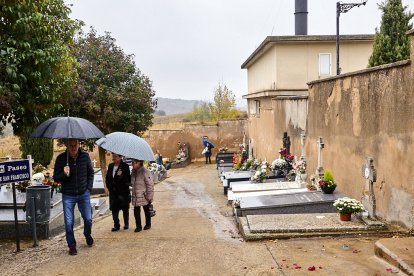 El cementerio de Soria recibe a miles de personas para honrar a sus seres queridos.