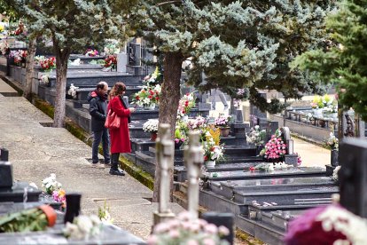 El cementerio de Soria recibe a miles de personas para honrar a sus seres queridos.