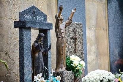 El cementerio de Soria recibe a miles de personas para honrar a sus seres queridos.