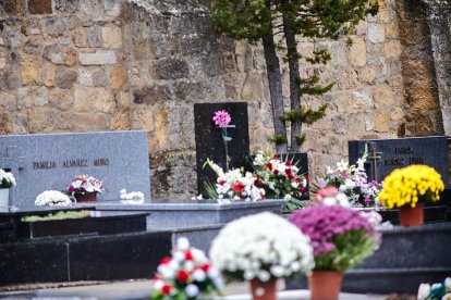 El cementerio de Soria recibe a miles de personas para honrar a sus seres queridos.