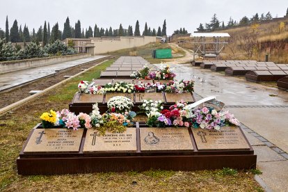 El cementerio de Soria recibe a miles de personas para honrar a sus seres queridos.