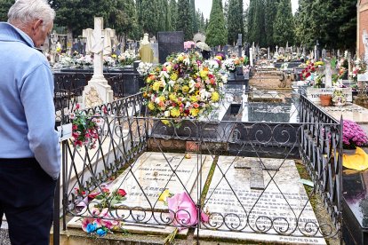 El cementerio de Soria recibe a miles de personas para honrar a sus seres queridos.