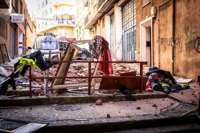 Restos de la fachada del piso en la calle.