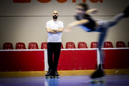 Daniel Giner observa la evolución de una patinadora.