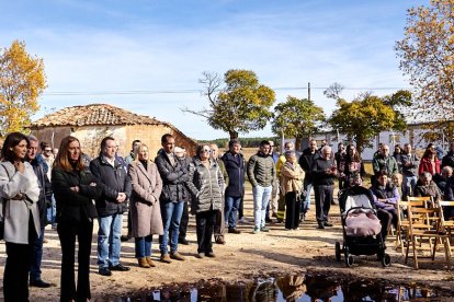 Asistentes al homenaje al bombero fallecido.