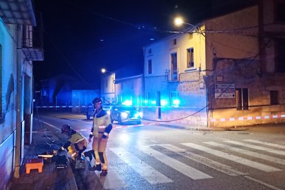 Bomberos de la Diputación arreglando los desperfectos.