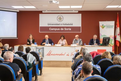 La ceremonia de entrega ha tenido lugar este jueves en el salón de Grados del campus.