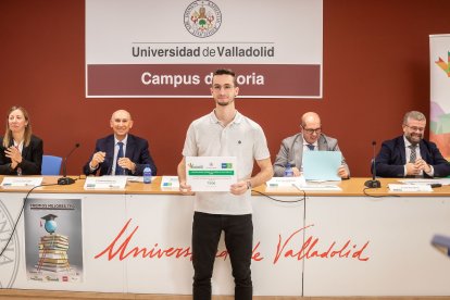 La ceremonia de entrega ha tenido lugar este jueves en el salón de Grados del campus.