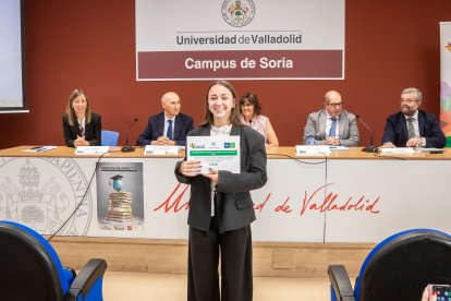 La ceremonia de entrega ha tenido lugar este jueves en el salón de Grados del campus.