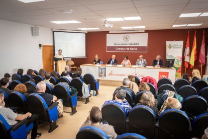 La ceremonia de entrega ha tenido lugar este jueves en el salón de Grados del campus.