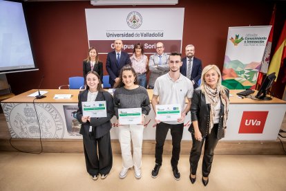 La ceremonia de entrega ha tenido lugar este jueves en el salón de Grados del campus.