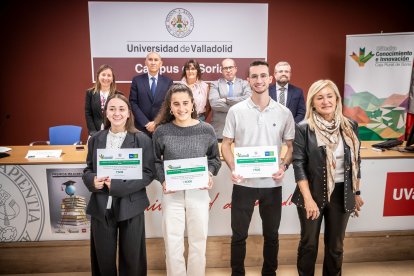 La ceremonia de entrega ha tenido lugar este jueves en el salón de Grados del campus.