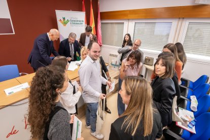La ceremonia de entrega ha tenido lugar este jueves en el salón de Grados del campus.