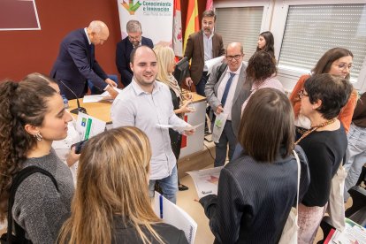 La ceremonia de entrega ha tenido lugar este jueves en el salón de Grados del campus.
