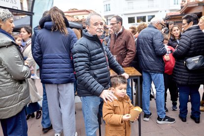 Destina la recaudación obtenida a la protectora de animales Redención Soria.