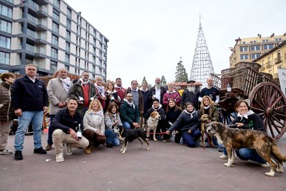 Destina la recaudación obtenida a la protectora de animales Redención Soria.