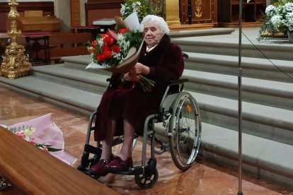 Teresa con un ramo de flores en el homenaje que le han brindado.