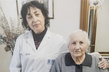 Dolores Lafuente con la trabajadora de ayuda a domicilio.