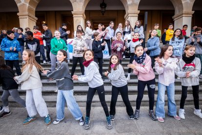 Los niños del CEIP Infantes de Lara bailan al ritmo de la canción de Hombres G '¿Por qué no ser amigos?'.