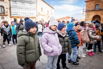 El colegio Infantes de Lara toma la plaza Mayor de Soria para reclamar derechos para la infancia.