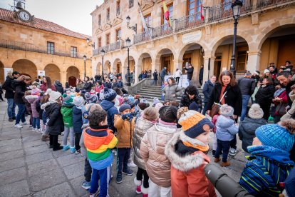 El colegio Infantes de Lara toma la plaza Mayor de Soria para reclamar derechos para la infancia.