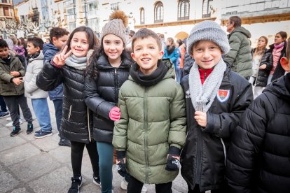 El colegio Infantes de Lara toma la plaza Mayor de Soria para reclamar derechos para la infancia.