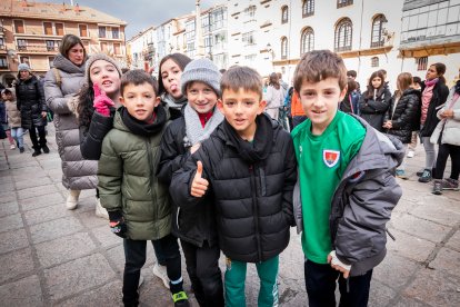 El colegio Infantes de Lara toma la plaza Mayor de Soria para reclamar derechos para la infancia.