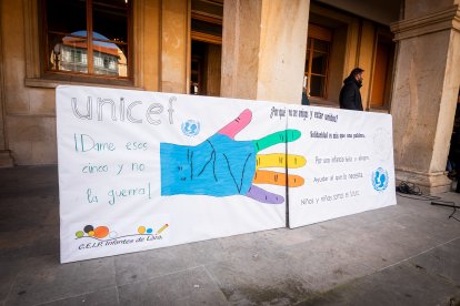 El colegio Infantes de Lara toma la plaza Mayor de Soria para reclamar derechos para la infancia.