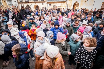 El colegio Infantes de Lara toma la plaza Mayor de Soria para reclamar derechos para la infancia.