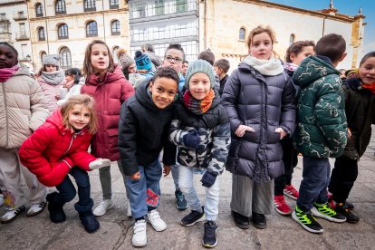 El colegio Infantes de Lara toma la plaza Mayor de Soria para reclamar derechos para la infancia.
