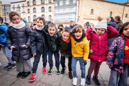 El colegio Infantes de Lara toma la plaza Mayor de Soria para reclamar derechos para la infancia.