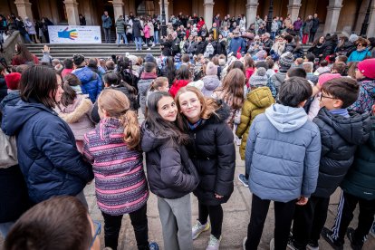 El colegio Infantes de Lara toma la plaza Mayor de Soria para reclamar derechos para la infancia.