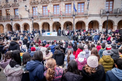El colegio Infantes de Lara toma la plaza Mayor de Soria para reclamar derechos para la infancia.