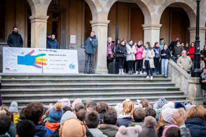 El colegio Infantes de Lara toma la plaza Mayor de Soria para reclamar derechos para la infancia.
