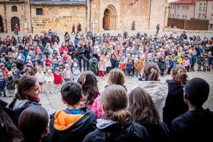 El colegio Infantes de Lara toma la plaza Mayor de Soria para reclamar derechos para la infancia.
