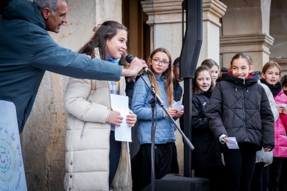 El colegio Infantes de Lara toma la plaza Mayor de Soria para reclamar derechos para la infancia.