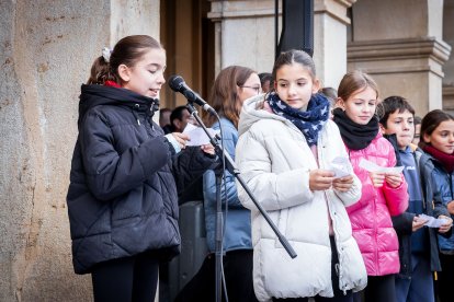 El colegio Infantes de Lara toma la plaza Mayor de Soria para reclamar derechos para la infancia.