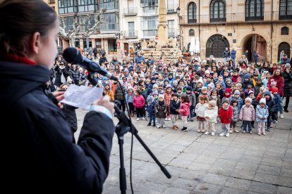 El colegio Infantes de Lara toma la plaza Mayor de Soria para reclamar derechos para la infancia.