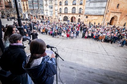 El colegio Infantes de Lara toma la plaza Mayor de Soria para reclamar derechos para la infancia.