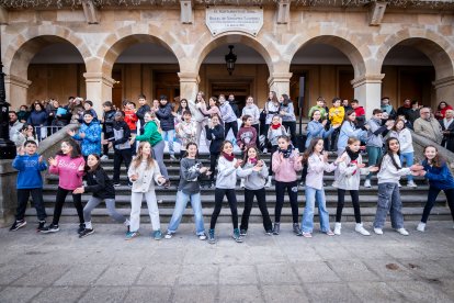 El colegio Infantes de Lara toma la plaza Mayor de Soria para reclamar derechos para la infancia.