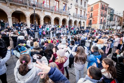 El colegio Infantes de Lara toma la plaza Mayor de Soria para reclamar derechos para la infancia.