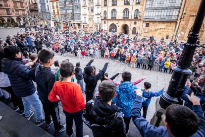 El colegio Infantes de Lara toma la plaza Mayor de Soria para reclamar derechos para la infancia.