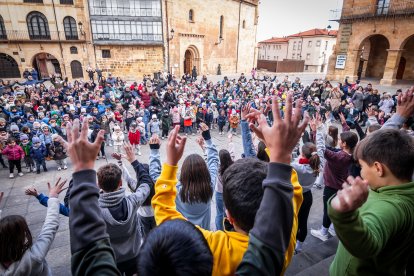 El colegio Infantes de Lara toma la plaza Mayor de Soria para reclamar derechos para la infancia.